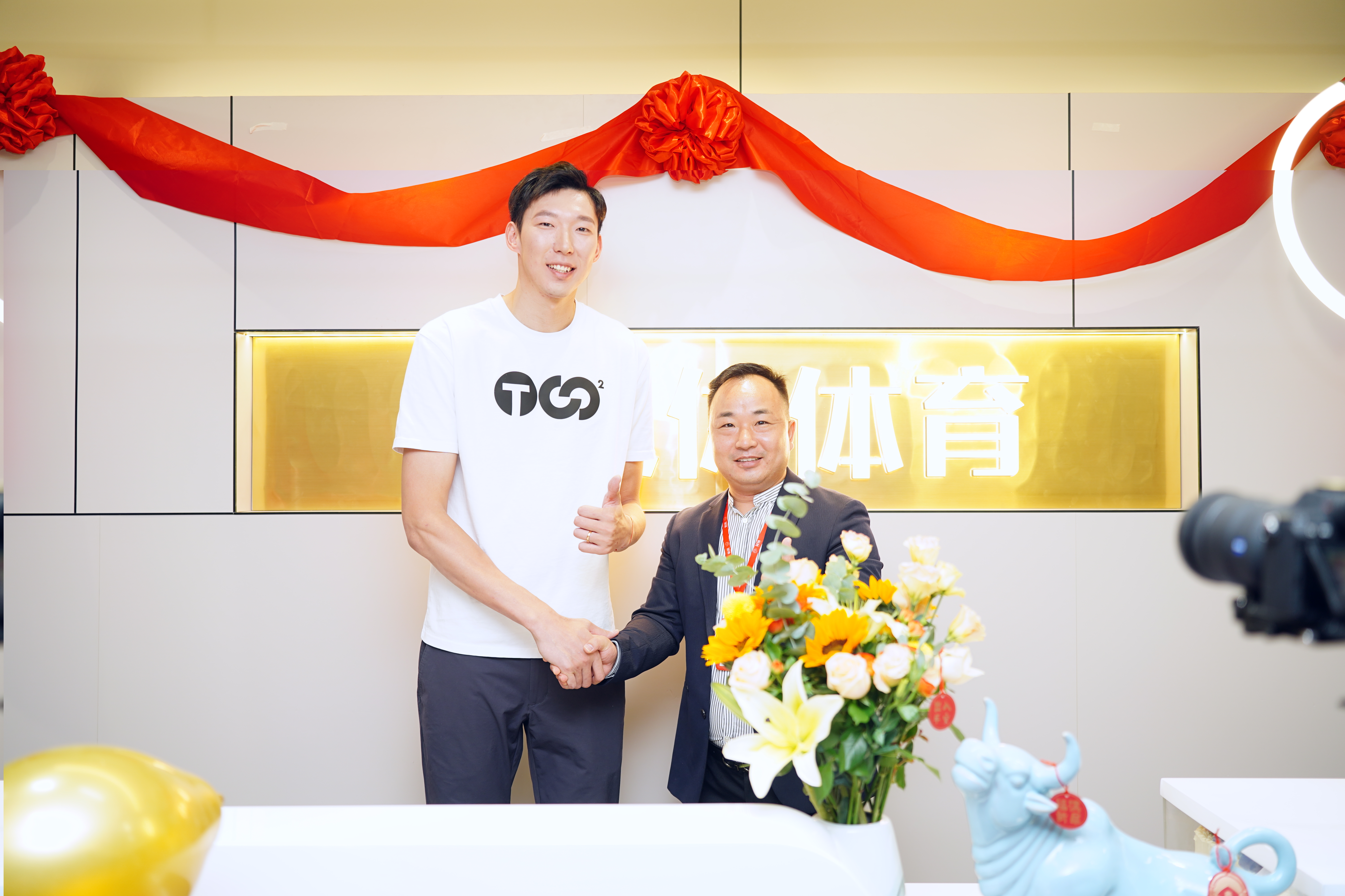 南宫28NG相信品牌力量体育乔迁盛典隆重举行，代言人周琦出席典礼